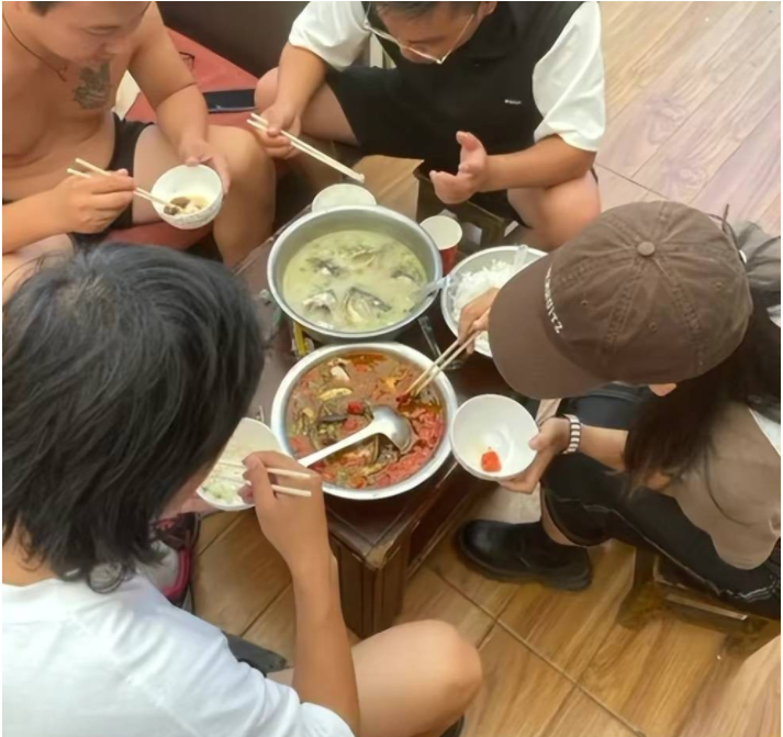 “如果不是太饿了,我才不会吃这鱼!”云南怒江,一位女性博主到农户家中吃稻花鱼