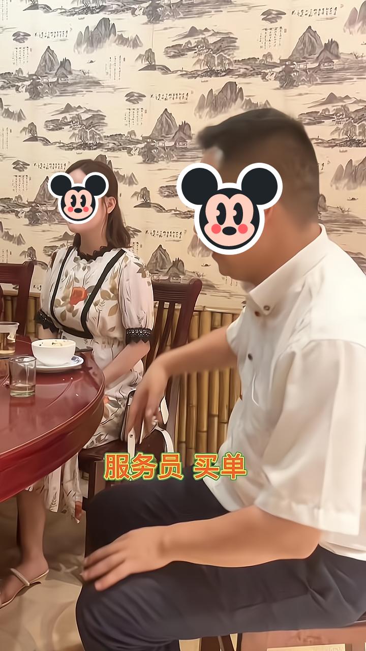 男子参加聚会,结账发现钱不够,初恋女友从桌子下面悄悄递给他钱