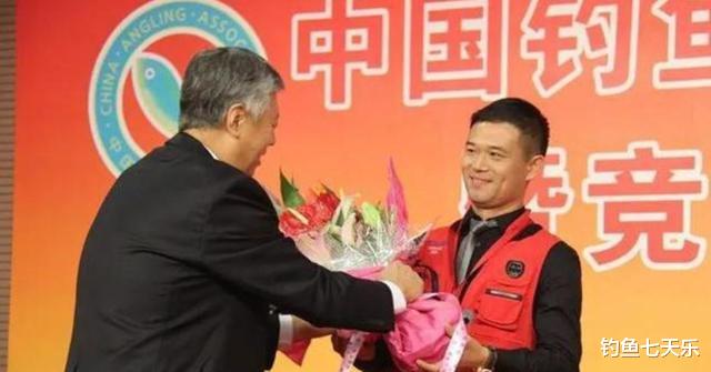 荒野的召唤|两次击败邓刚，为生活曾送过外卖！钓王蔡建消失多年后重返钓鱼界