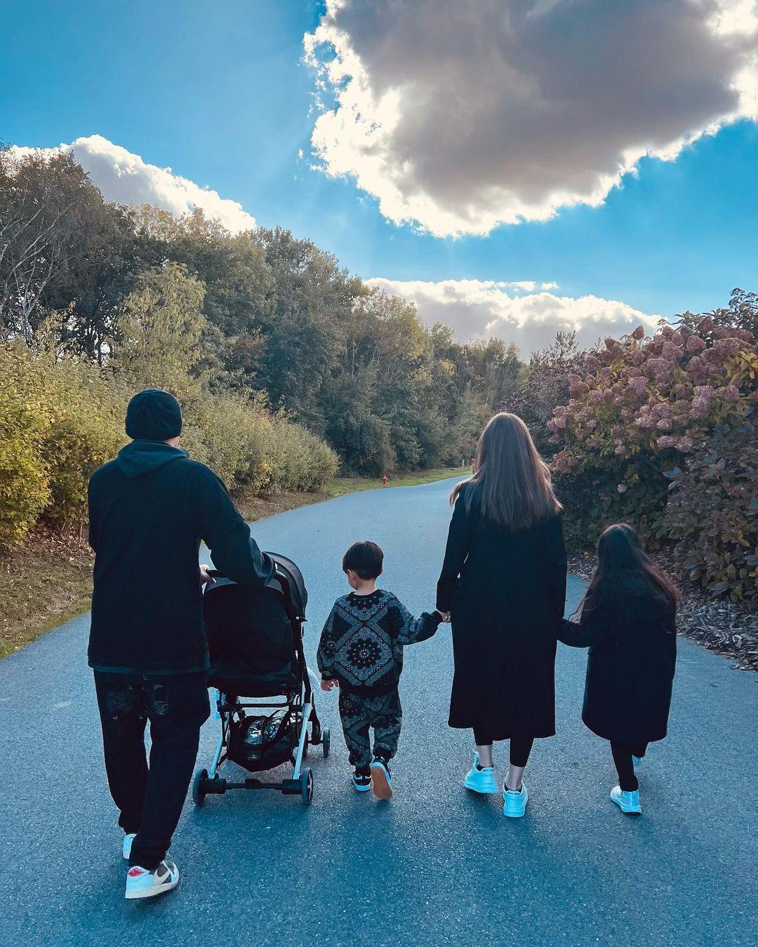 周杰伦|44岁周杰伦晒庆生照,与昆凌合体秀恩爱,感谢娇妻安排生日派对