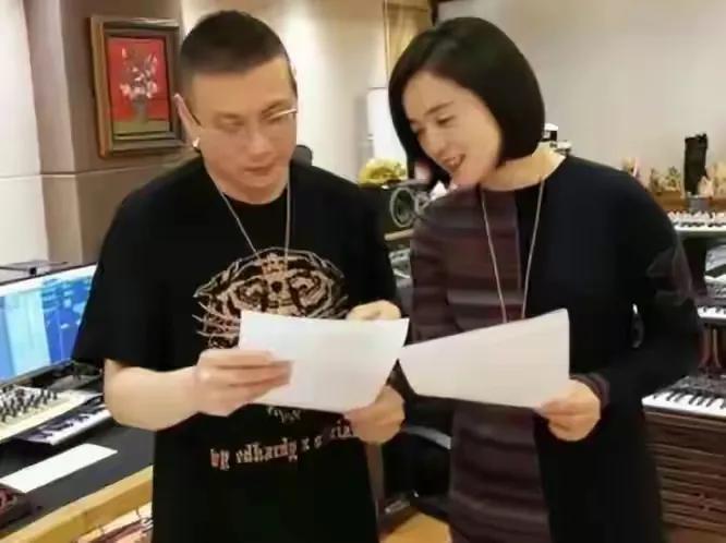 白雪|白雪：离婚那天抱着儿子哭，再嫁小8岁丈夫，姐弟恋也能幸福浪漫