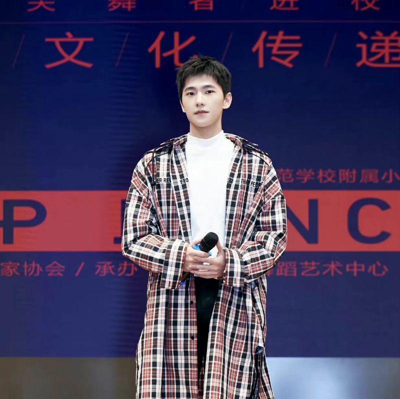 迪丽热巴|洋迪夫妇又撒糖？热巴被扒穿杨洋旧衣？网友放大细节力证是同一件