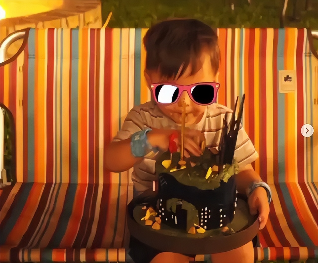 周杰伦|周杰伦高调晒儿子近照！罗密欧烫羊毛卷像外国娃，穿衬衫比爸爸帅