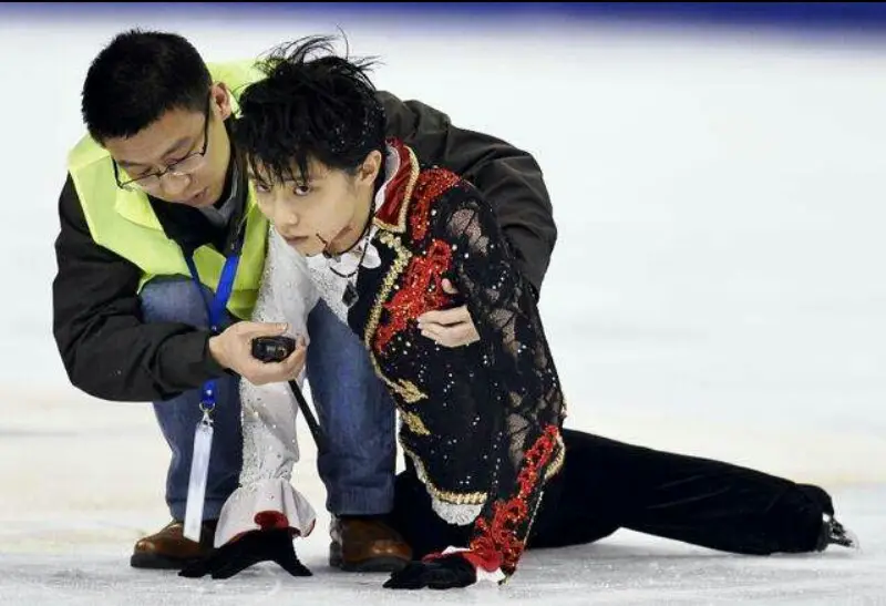 羽生结弦|天才背后有伤痛！羽生结弦曾带伤登场，上演“血色魅影”