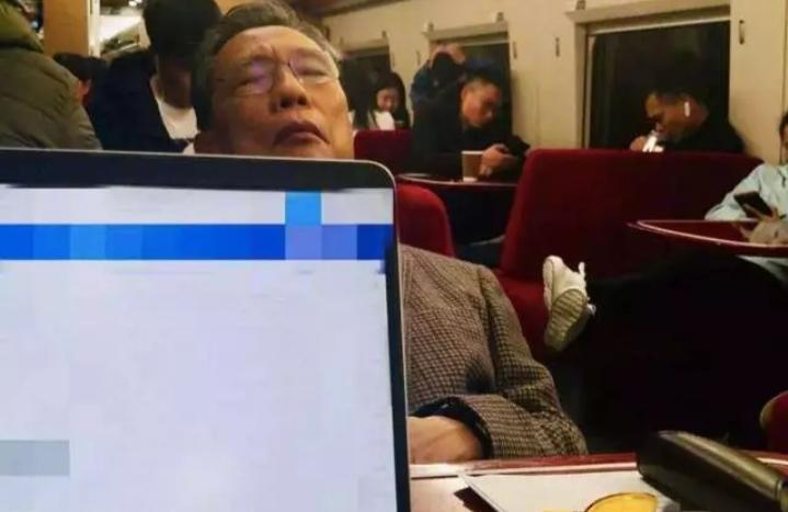 沈佳欣|女明星，炮轰钟南山：治好过几个人？如今被封杀，竟跑到国外喊冤？