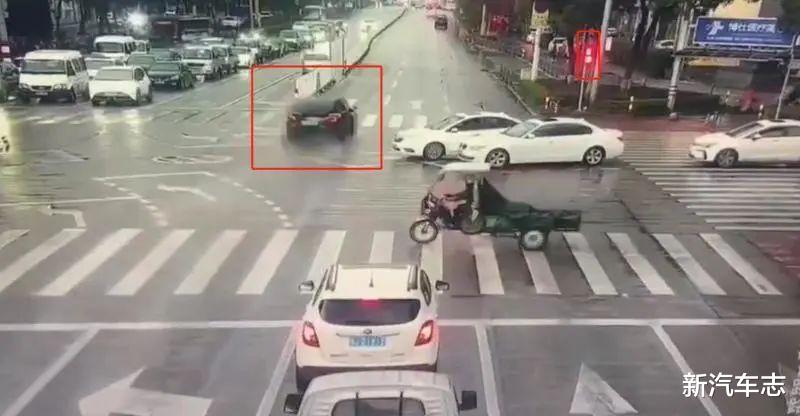 台州特斯拉高速追尾致前车乘员伤亡，鞭打损伤太强，汽车如何应对