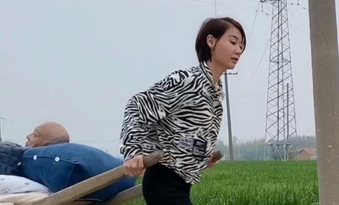 河南一女子为照顾瘫痪父亲,年近40岁没有嫁人,孝心感动无数网友