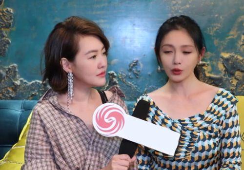 面粉 恢复单身的大S首次亮相，扎高马尾配印花连衣裙，状态好比25岁