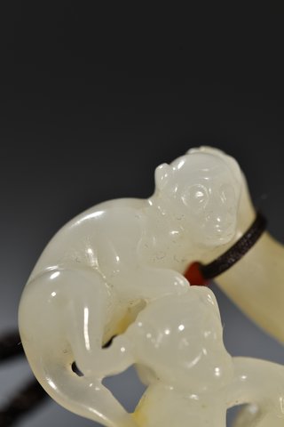 |和田玉灵猴献寿把件