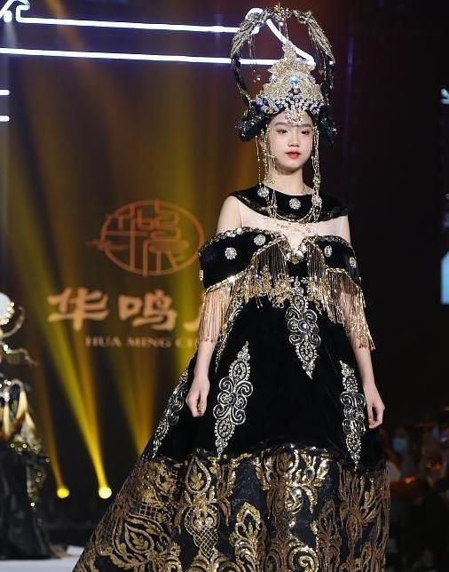 钟丽缇|钟丽缇两个女儿走时装秀，颜值气质都不输妈妈，是要出道的节奏吗