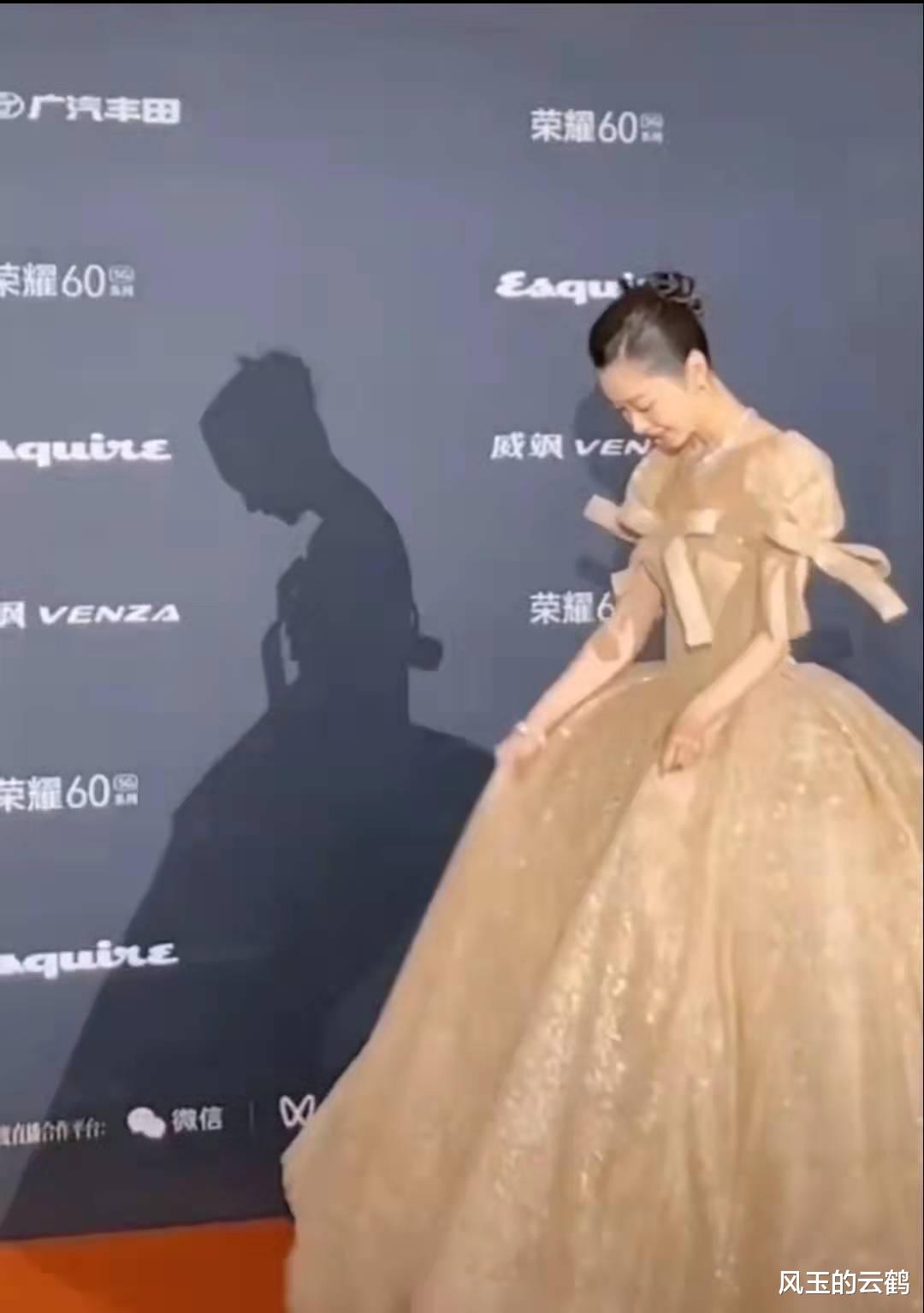 宋轶|宋轶一身公主裙出席活动，却因影子美上热搜，这就是在逃公主本人吧