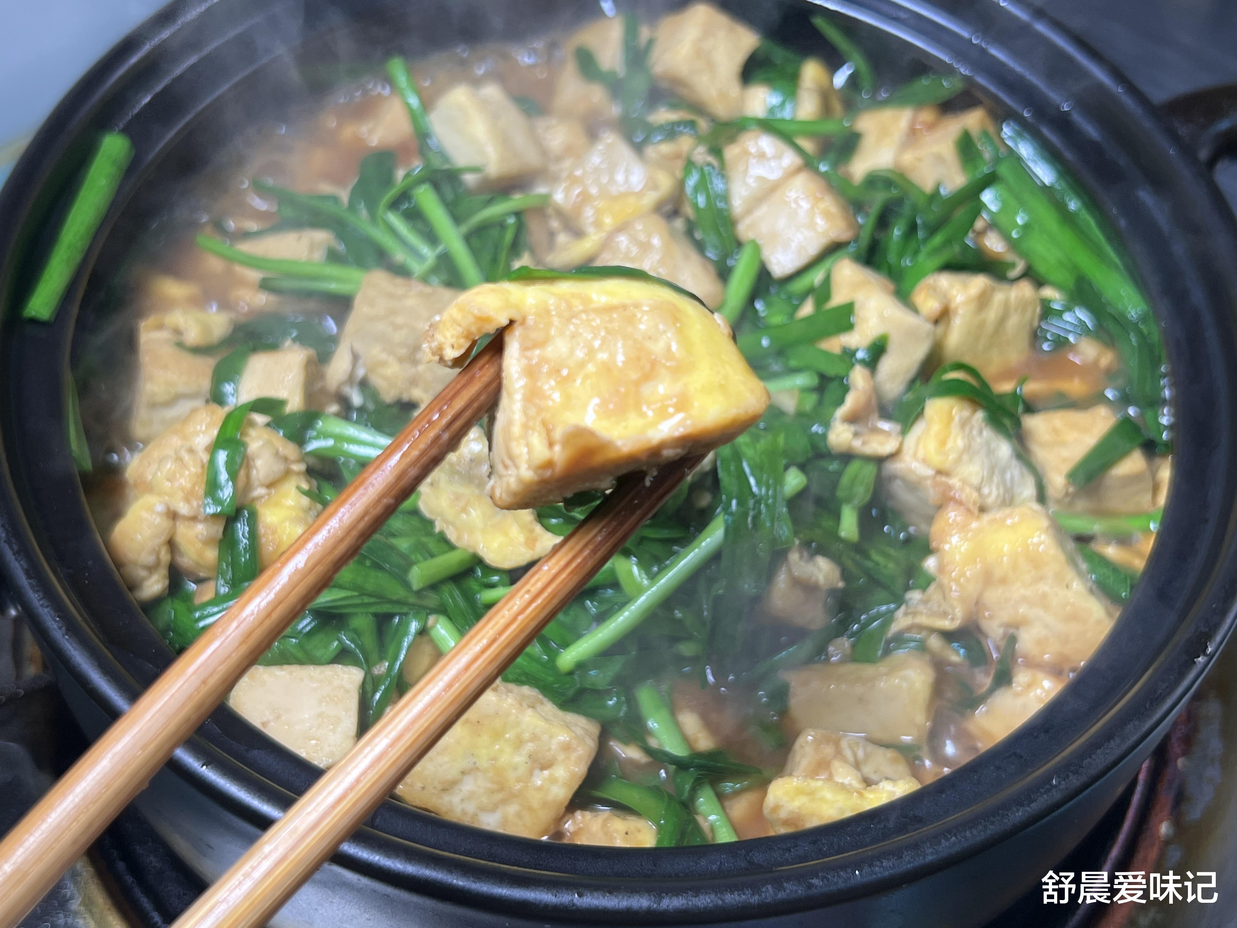 砂锅美味韭菜烧豆腐，豆腐裹上鸡蛋液味道煎制，韭菜翠绿，超好吃