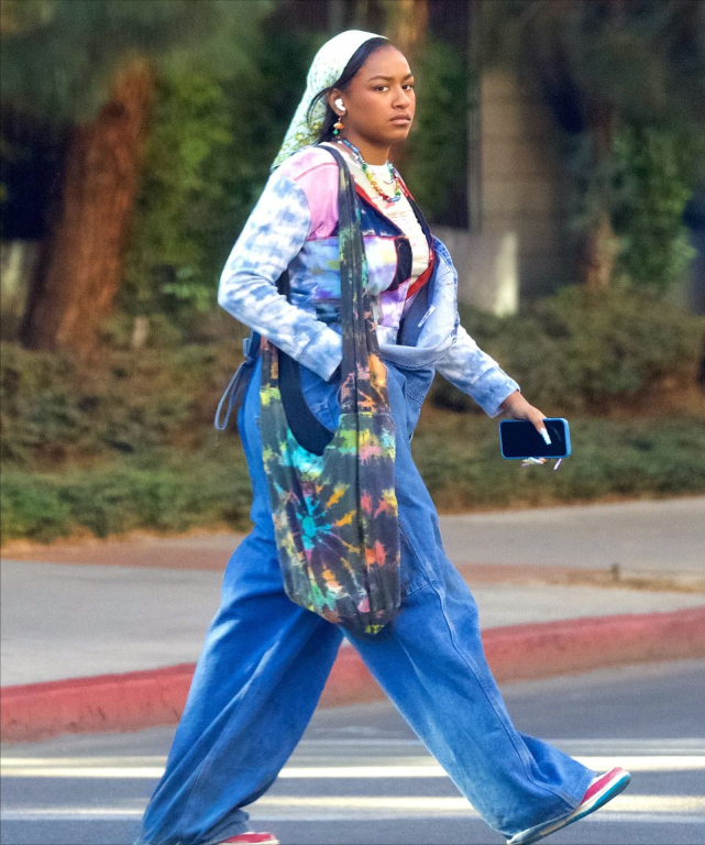 米歇尔·奥巴马|奥巴马20岁小女儿首次和新男友亮相!穿紫裙好丰腴,黑人男友帅气