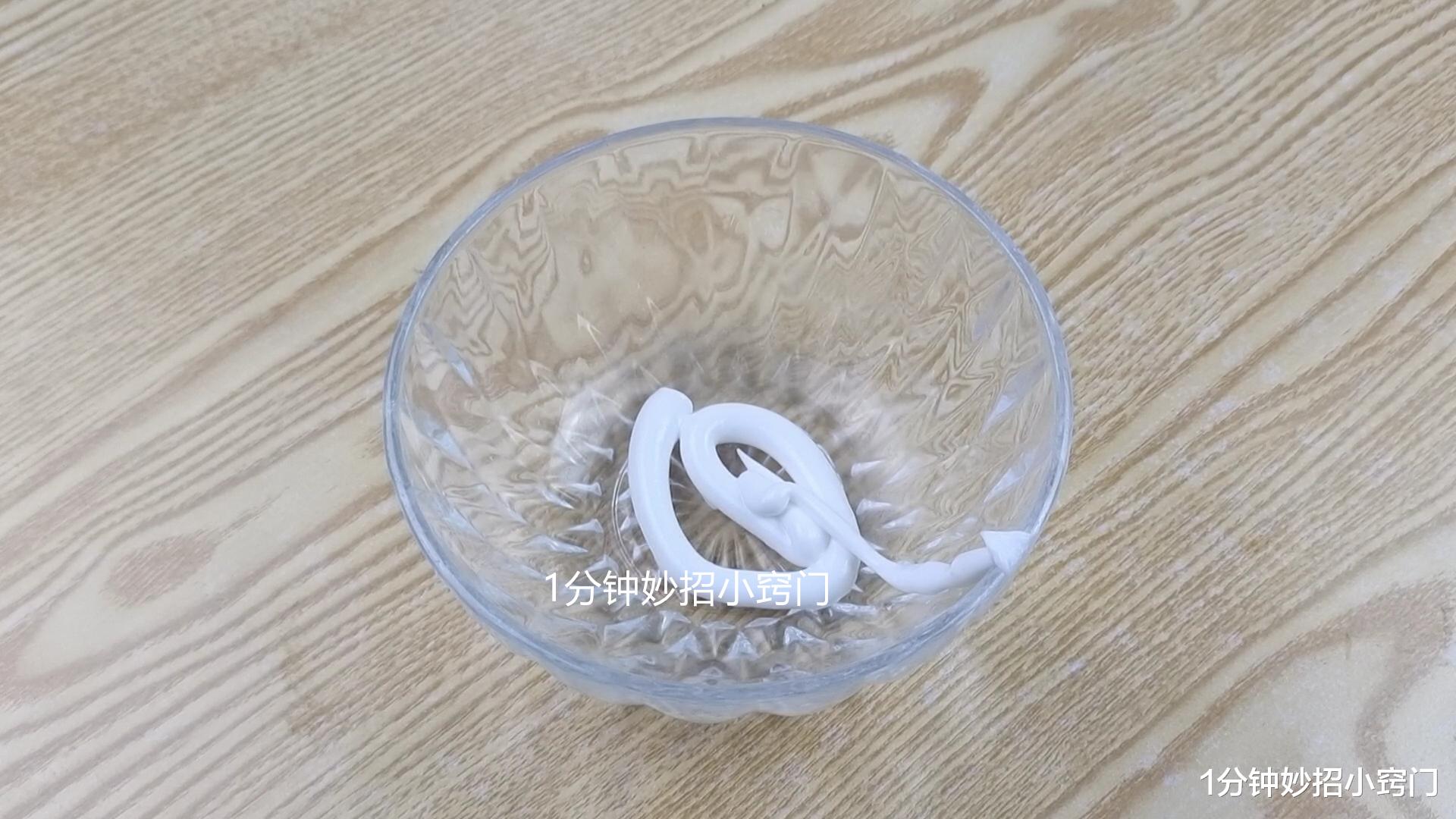 白墙脏了不用重新刷,教你一招,简单擦一擦,墙壁白净如新