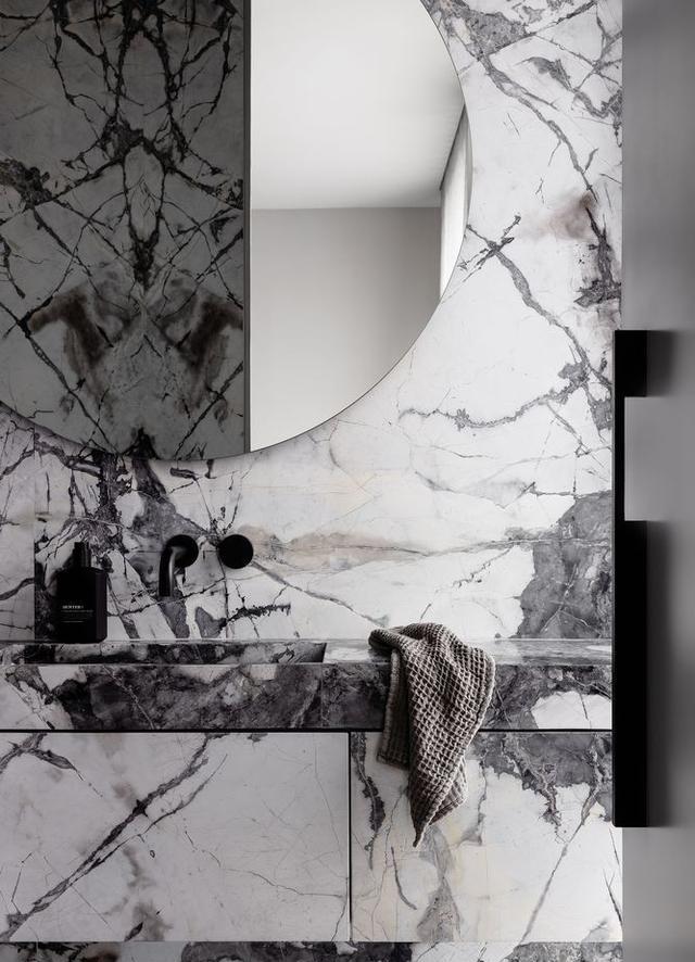 280㎡两层大宅,高级灰+大理石、时尚与简约融合,我梦寐以求的家