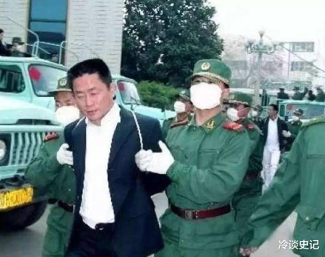 东北“著名”黑老大,曾霸占着24个女明星,狠起来连自己都砍