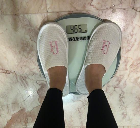 脂肪肝 “潘金莲”甘婷婷拍性感照！紧身皮裤勒出细腰，92斤减肥饿到手抖