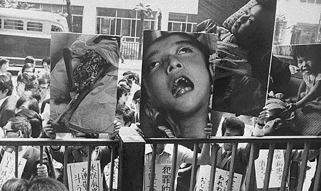 1996年,两滴液体滴在她的手套上,进入医院3周后不治身亡