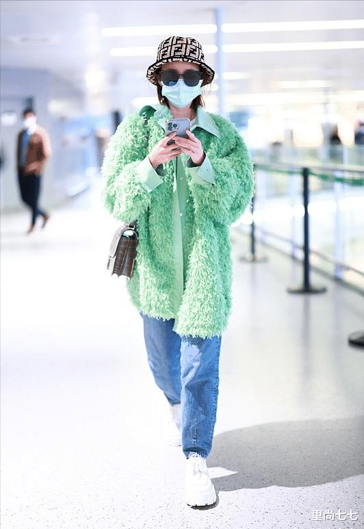 唐艺昕|唐艺昕一家三口出游，请俩保姆照顾女儿，2岁女儿身材超瘦像爸爸