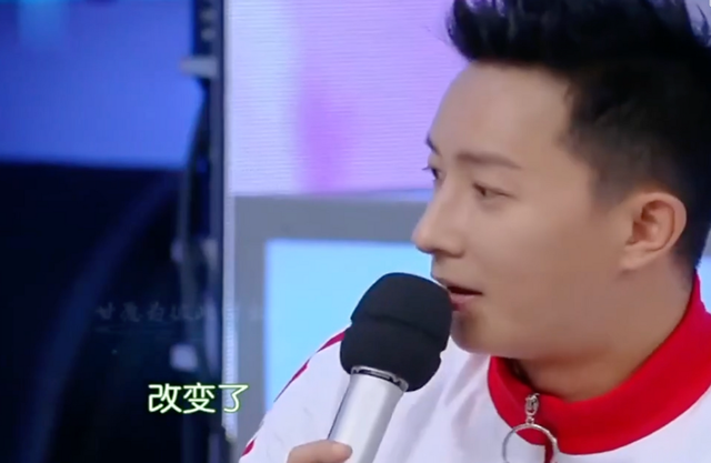 韩庚|韩庚卢靖姗官宣生女!被老婆吻脸开心逗娃,婴儿头发乌黑十分浓密