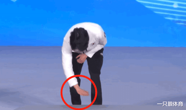 国际米兰|争议！车旼奎用手抹灰领奖台，替韩国喊冤，网友：打脸自己国家
