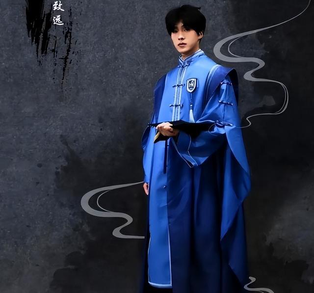 大学生拒绝穿“学士服”,改穿亲自设计“中式风格”,网友支持