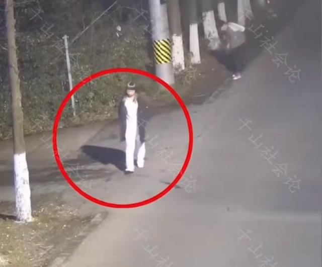 男主播穿女装溜进女浴室开直播,被发现后毫不惊慌:我就想涨点粉