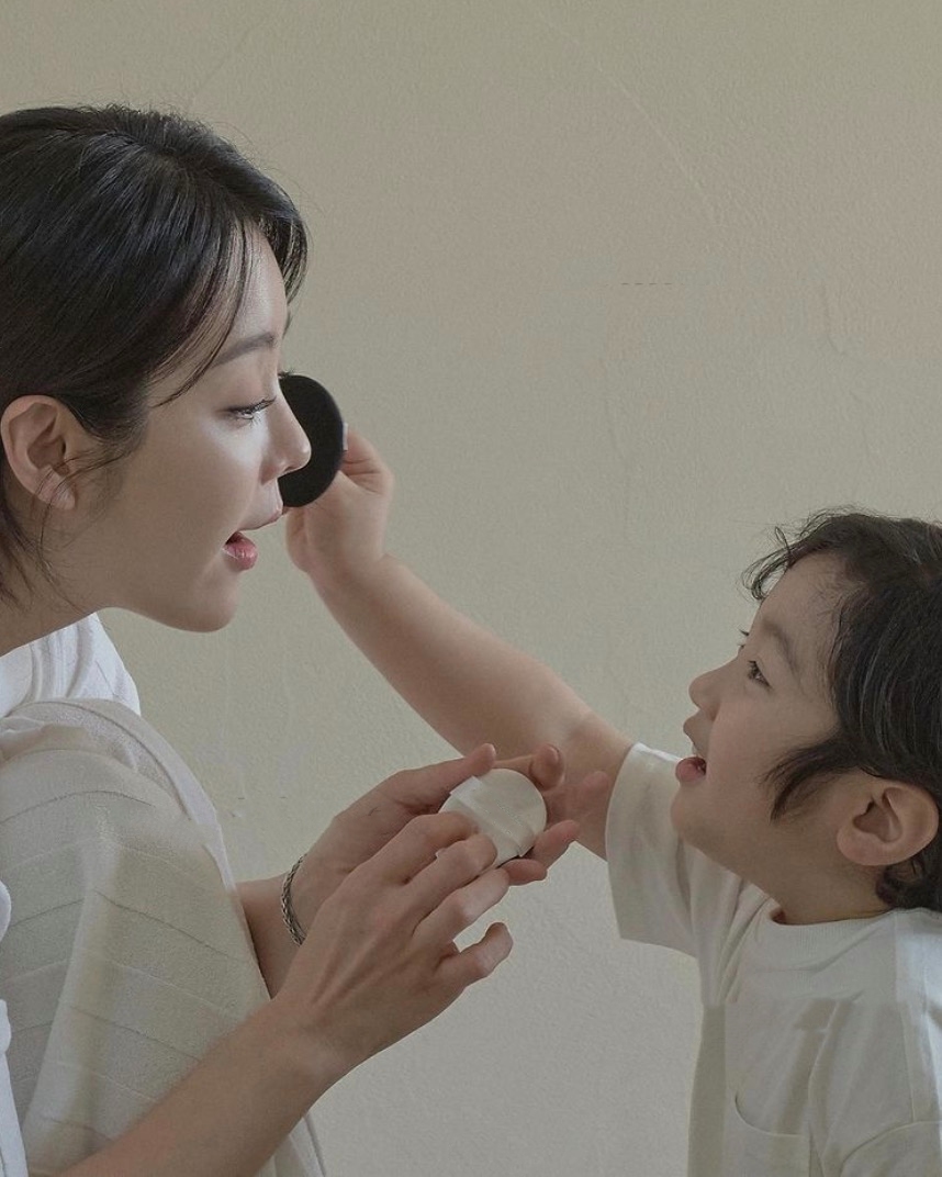 正义联盟|蔡琳晒单亲家庭的日常,与儿子用渔网互相罩住头,嬉笑打闹像朋友