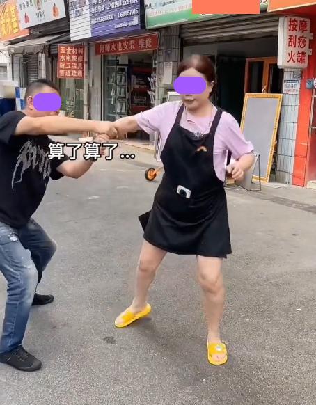 男网友太会撒娇,女子还在工作就被他拽出来,撒娇要求陪他逛街