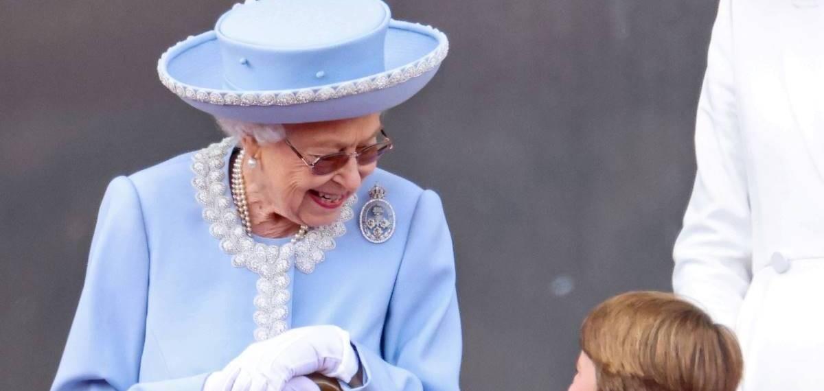 路易·亚瑟·查尔斯|路易王子是妈宝男？出席活动搂住凯特不松手，又是吻她又是捂她嘴