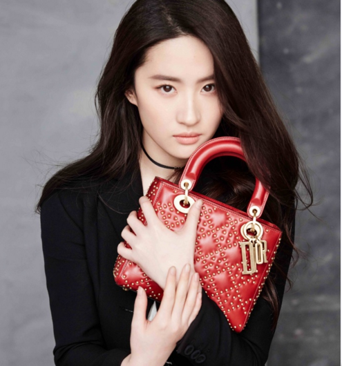 豆瓣|国际奢侈品大使官宣换人,天道好轮回?