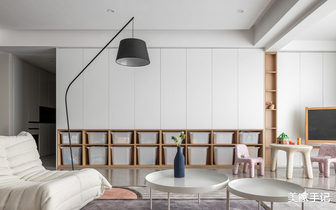 这对夫妻太有远见，坚持客厅摒弃阳台，电视墙打满柜子，场面实用大气