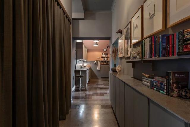 走进这个家,暗色墙搭配深木地板,呈现不可思议的高级感,超好看