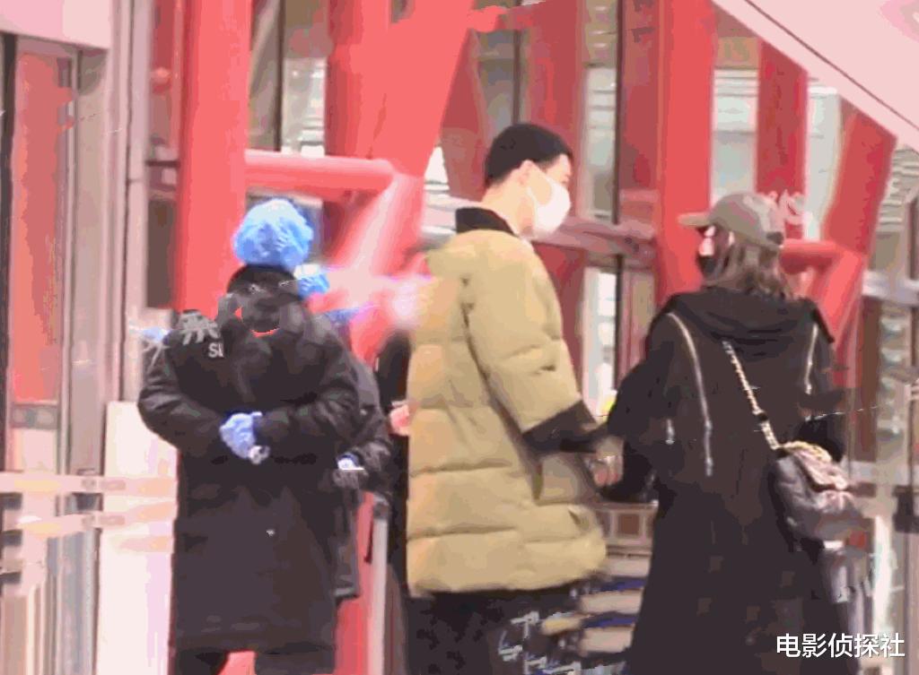 李纯|李纯马頔恋情曝光!两人亲密搂抱玩闹,李纯曾和一名大叔搂抱被拍