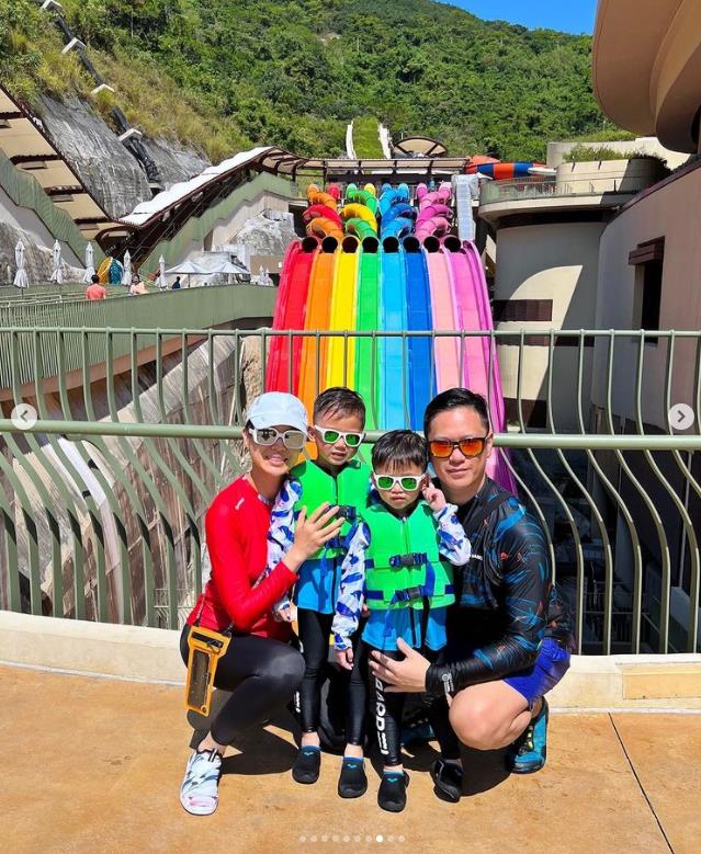 胡杏儿|胡杏儿夫妇国庆晒娃出游照，三个儿子越长越像，都是高颜值