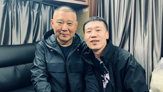 郭德纲|杨九郎深夜庆祝拜师九周年，晒与郭德纲合影留念，宛如“父子”