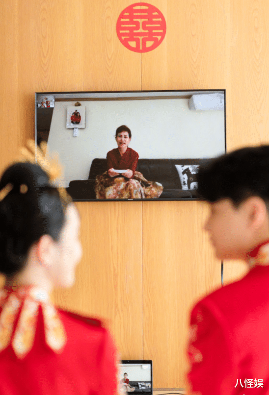 张檬|张檬金恩圣婚礼现场照曝光,俩人甜蜜亲吻,韩国婆婆开视频送祝福