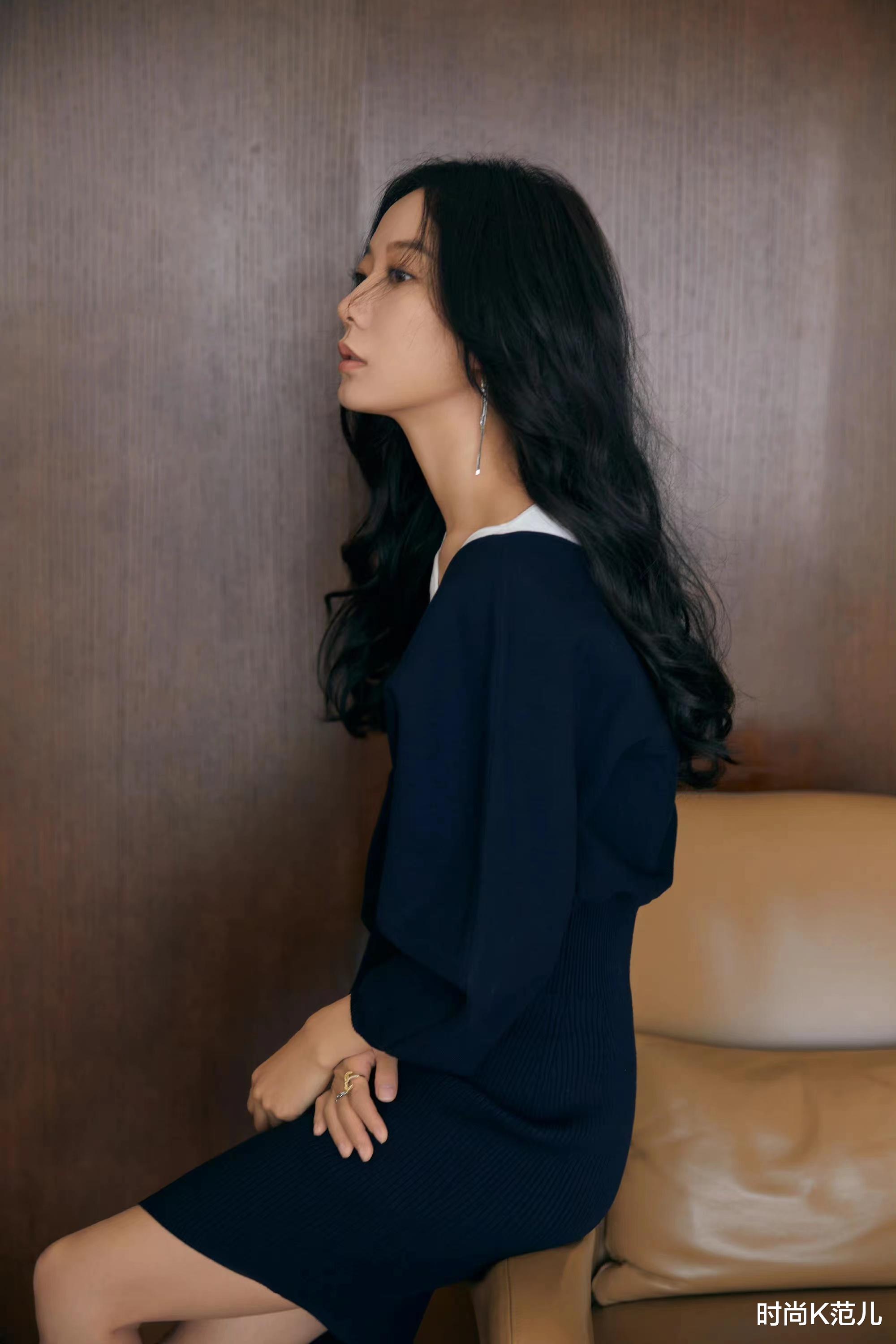 唐嫣|王珞丹加盟《最强大脑》，穿蓝色针织裙搭长卷发，温柔又优雅！