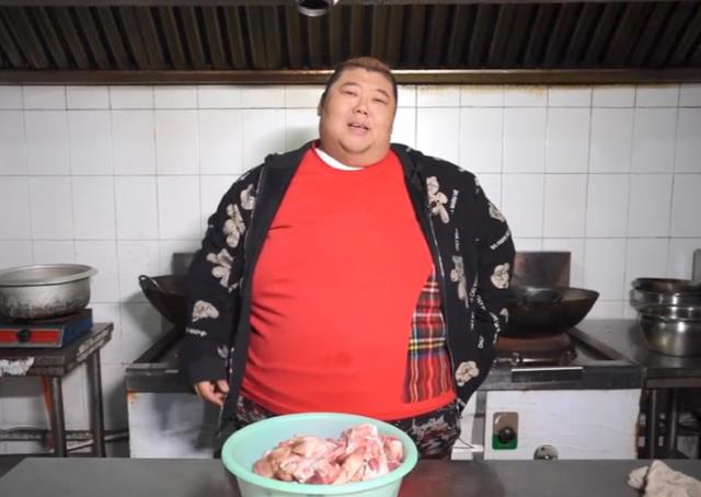 百万粉丝网红胖猴仔因减肥情绪崩溃,发视频宣泄,网友:成狮王了