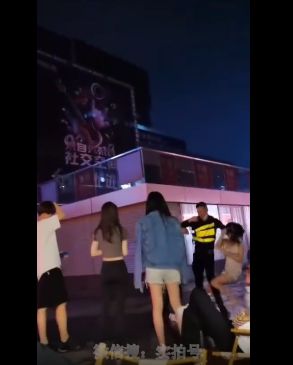长腿美女在夜店打架,抢男友还是抢“生意”?总之,都是为了钱…