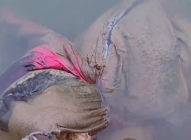 天亮之后|江苏一男子河里夜钓,勾起捆绑成人形的棉被,里面的东西让人意外