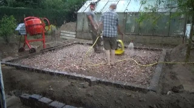 院子别浪费钱铺红砖了，用这种板，不易损坏雨天不打滑，装饰性强！