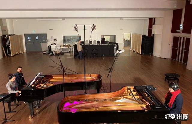 郎朗|郎朗夫妇出席新年酒会，吉娜穿红色旗袍大秀“巴掌腰”，S型线太明显