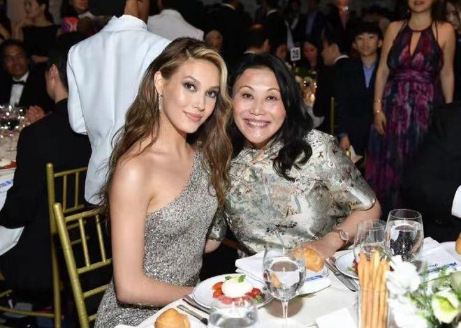 谷爱凌|谷爱凌在美国开摩托艇出海,玩嗨后向妈妈道歉,放飞自我,真刺激