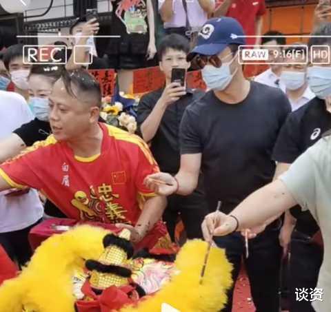 吴京|网友佛山偶遇吴京，尝试佛山传统舞狮，肱二头肌和胸肌过于瞩目