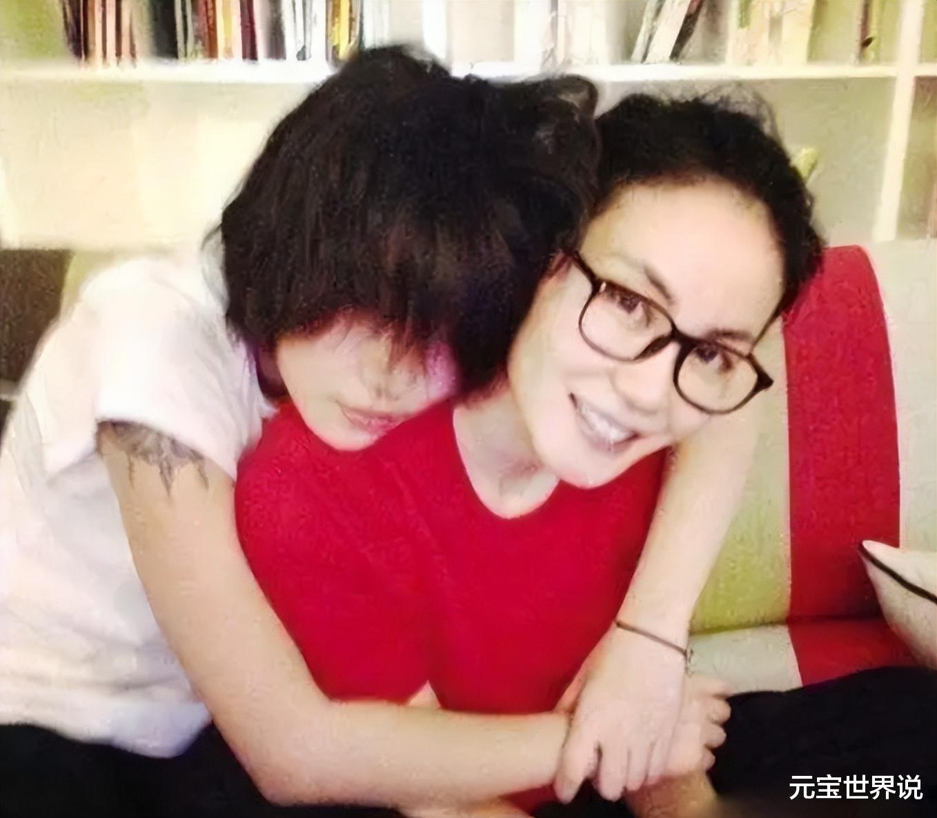 窦靖童|窦靖童：身背光环，却在缺憾中成长，继父李亚鹏给予了温情