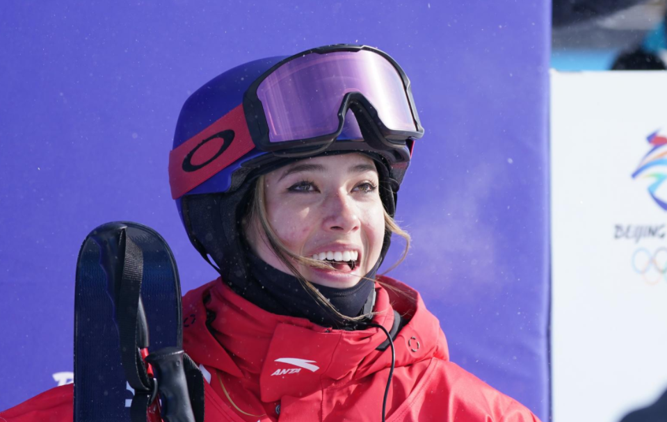 谷爱凌|谷爱凌夺得2023首个冠军,备受网友关注,是学生们该追的“星”