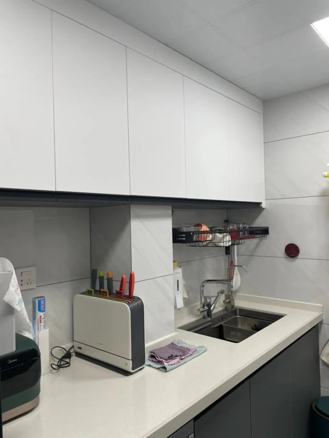 104平四口之家,客厅激光投影太过瘾,整柜的手办太壮观