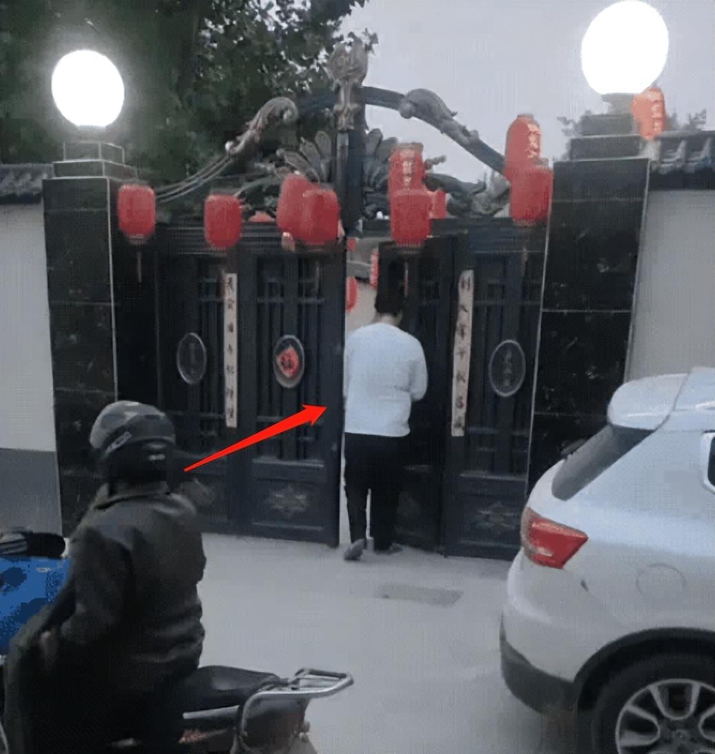 陈萌|曝跟陈萌同居后，朱小伟夜不归宿被抓现行，凌晨5点脚下鞋子亮了