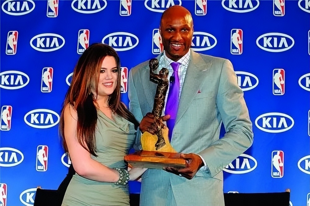 金·卡戴珊|卡戴珊带儿子现身球场!紧身运动服秀傲人身材!球迷争抢拍照留念